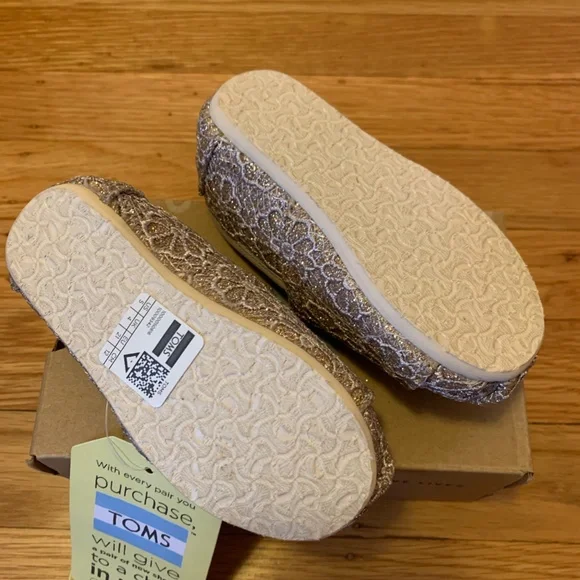 TOMS Classic Rose Gold Crochet Glitter Size 5 - Picture 2 of 2